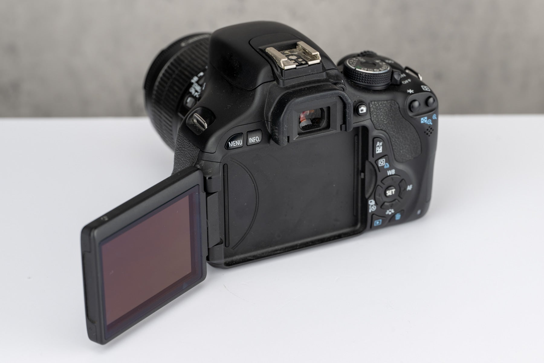Used Canon EOS 600D + EF-S 18-55mm IS Digital SLR