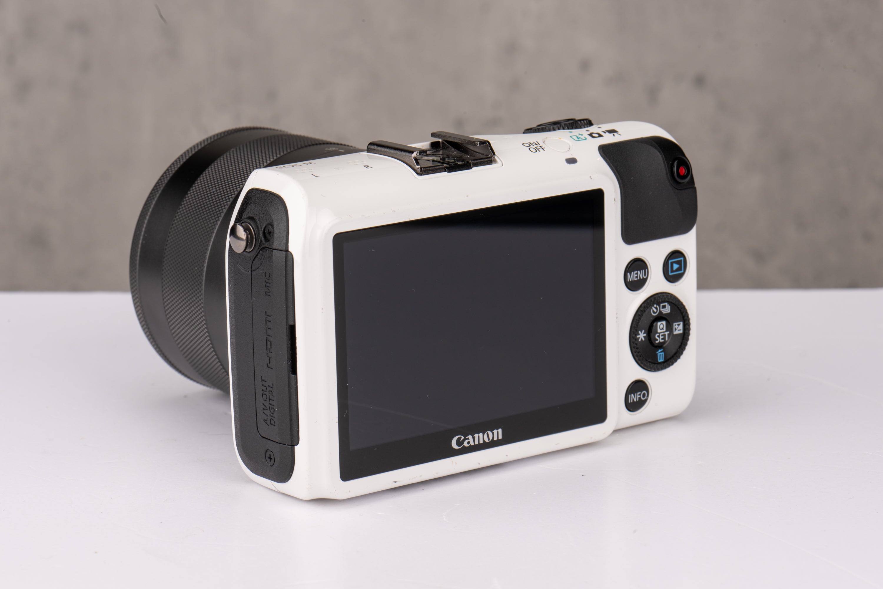 Used Canon EOS M White w/ 18-55mm f/3.5-5.6 IS STM