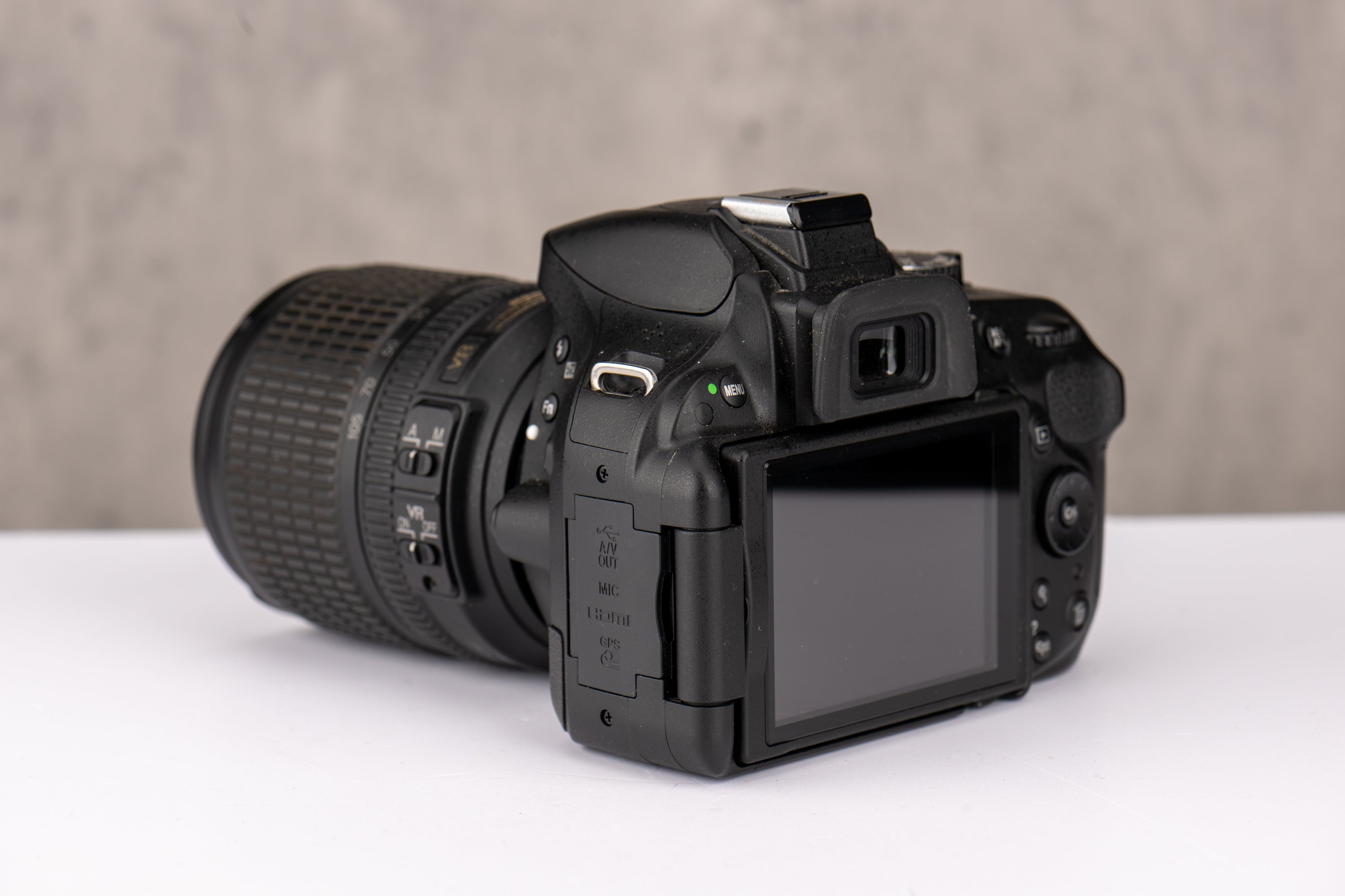 Used Nikon D5200 w/ 18-105mm f/3.5-5.6 VR