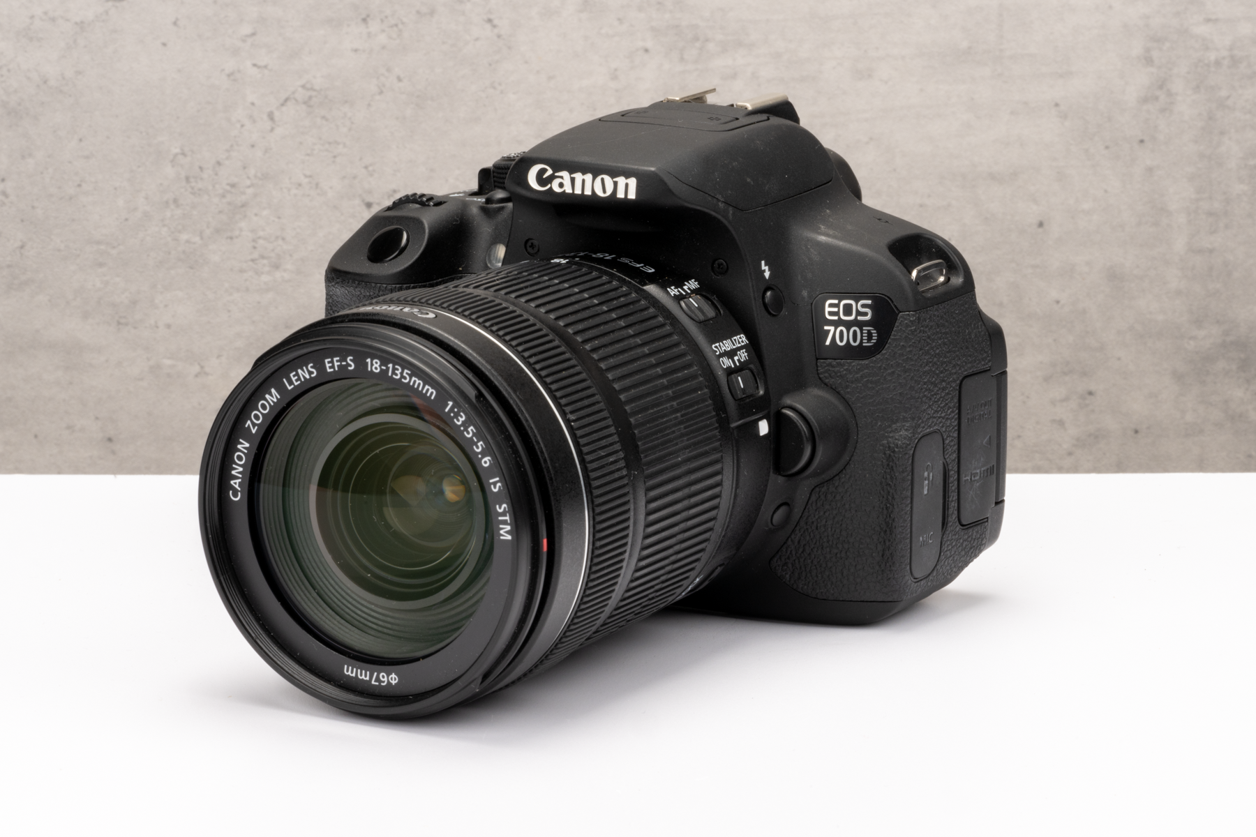 Used Canon EOS 700D + EF-S 18-135mm IS STM DSLR Camera