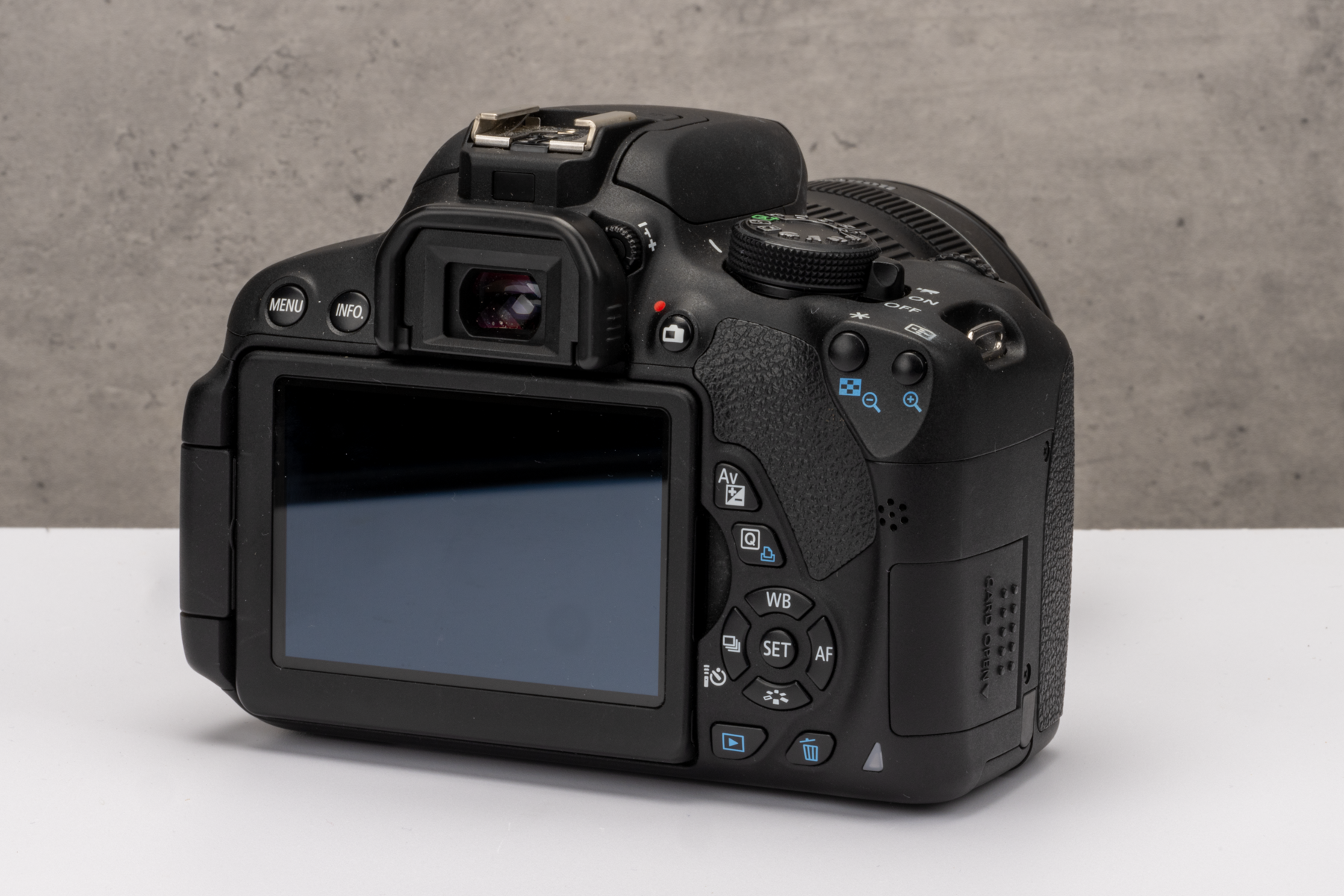 Used Canon EOS 700D + EF-S 18-135mm IS STM DSLR Camera