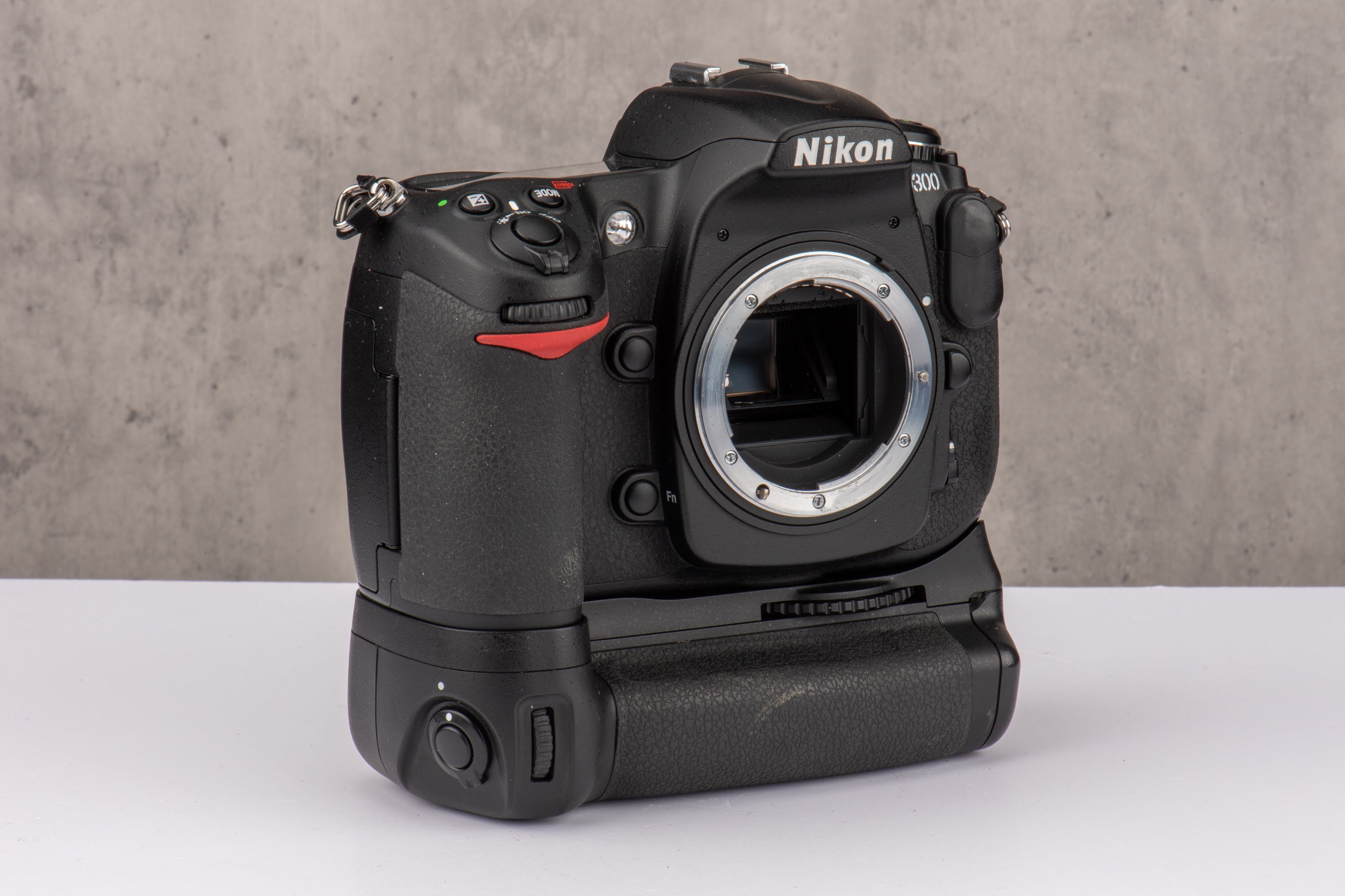 Used Nikon D300 w/ MBD10 Grip