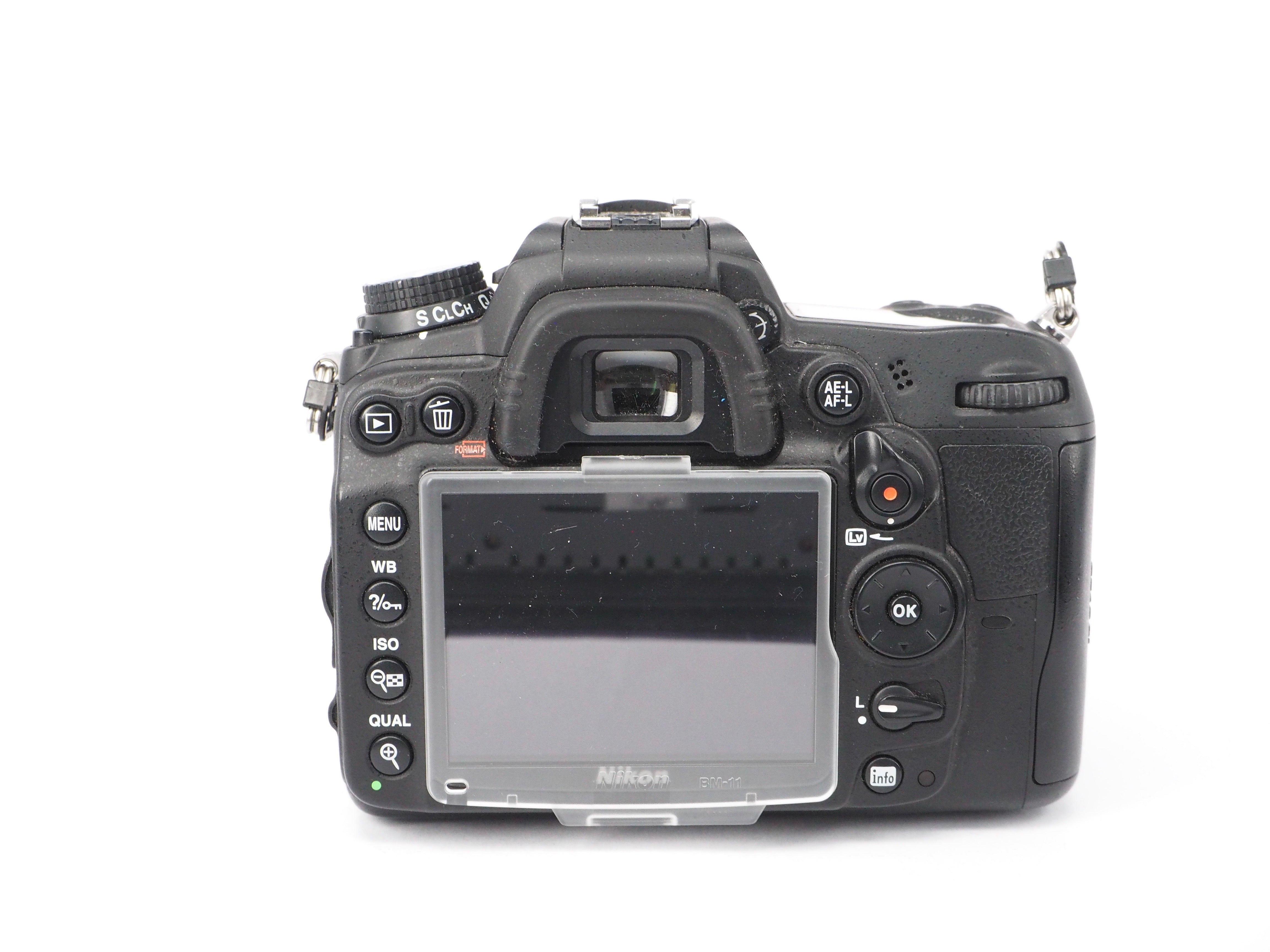 Used Nikon D7000 + Nikon 18-200mm VR DSLR Camera